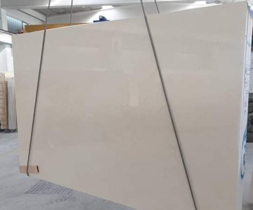 Contenedor cargado con mármol egipcio listo para exportación