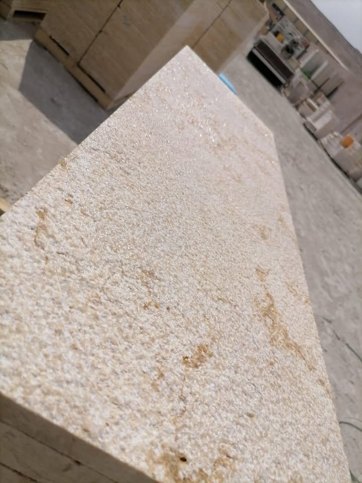 Sunny Menia Abujardado (Bush-Hammered) — formatos 30×60 y 60×120 cm